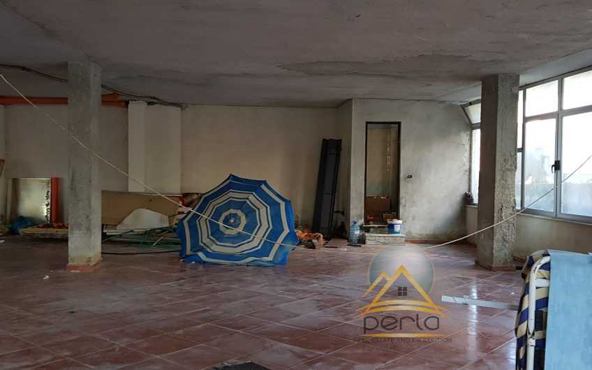 Shitet Ambient tregëtar 300m2, tek Shkembi Kavajes