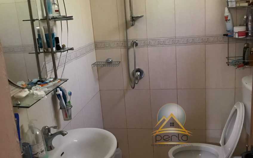 Shitet shtepi private ne Velipoje.
