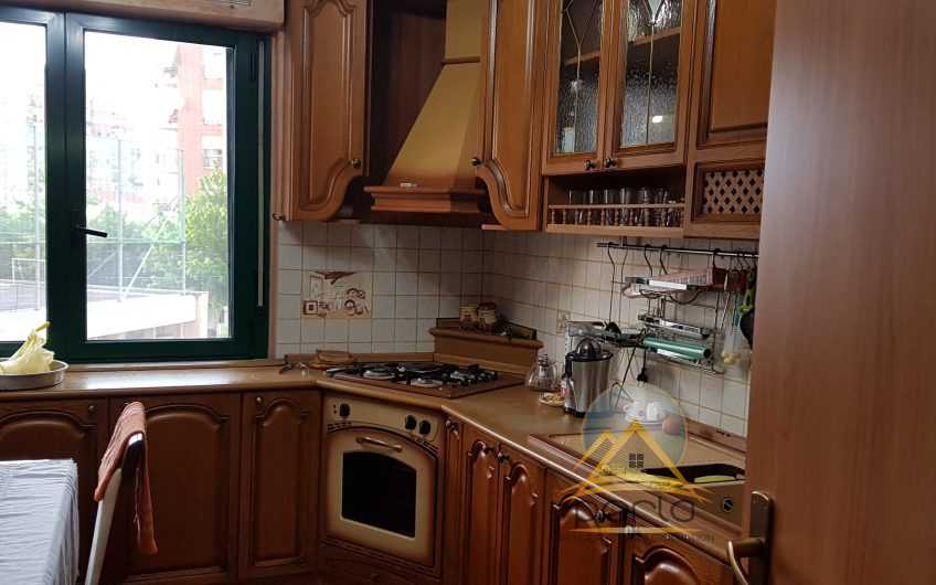 Shitet apartament 3+1, Zogu i Zi
