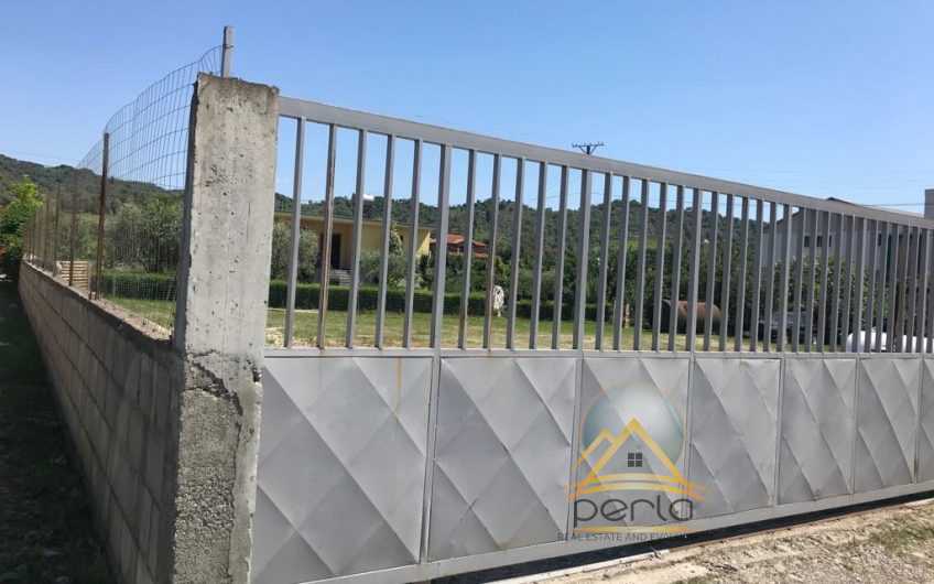 Shitet toke dhe shtepi private buze rruges kryesore Vore-Durres