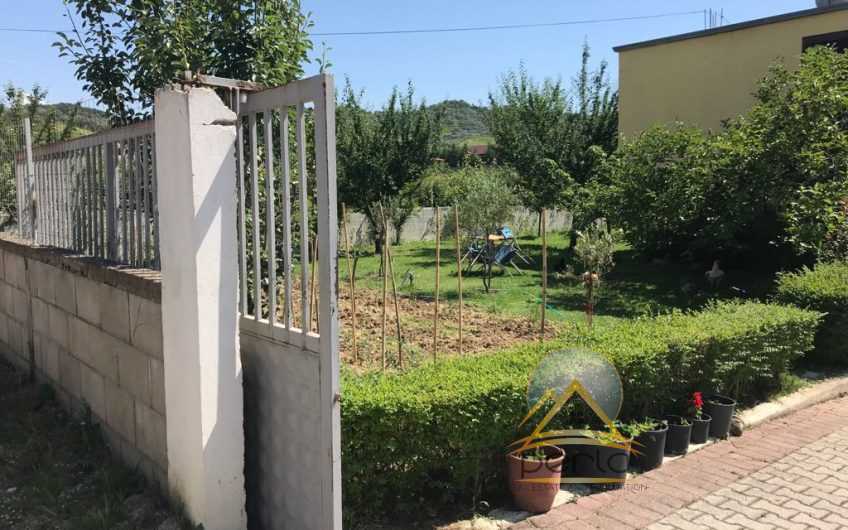 Shitet toke dhe shtepi private buze rruges kryesore Vore-Durres