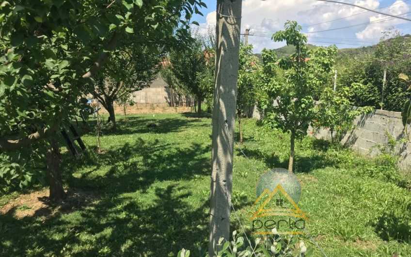 Shitet toke dhe shtepi private buze rruges kryesore Vore-Durres