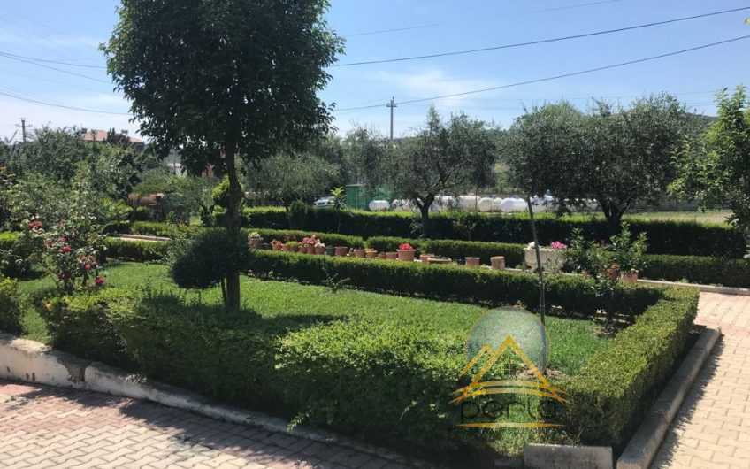 Shitet toke dhe shtepi private buze rruges kryesore Vore-Durres