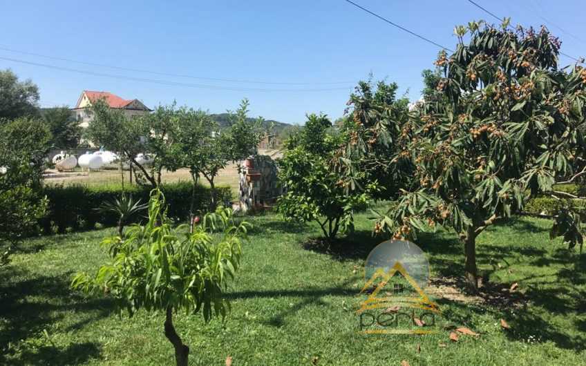 Shitet toke dhe shtepi private buze rruges kryesore Vore-Durres