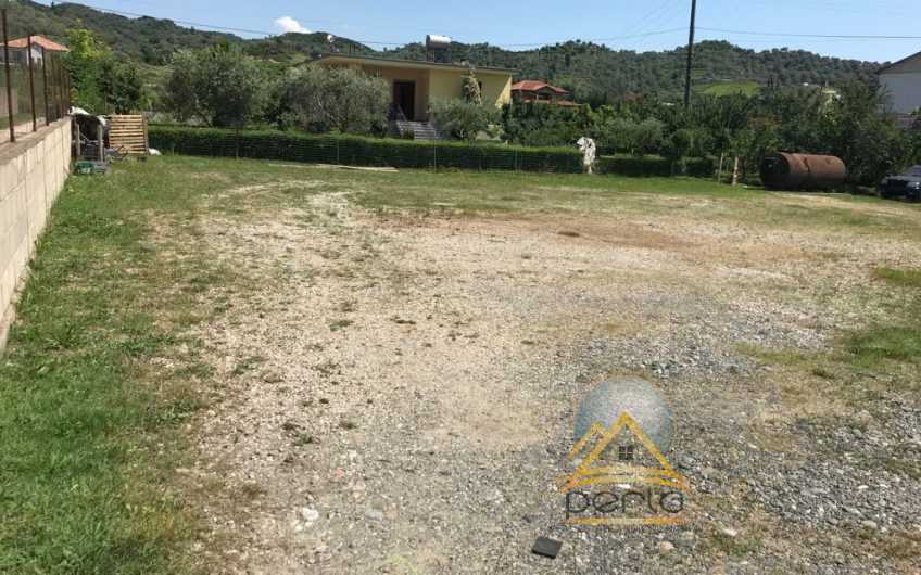 Shitet toke dhe shtepi private buze rruges kryesore Vore-Durres