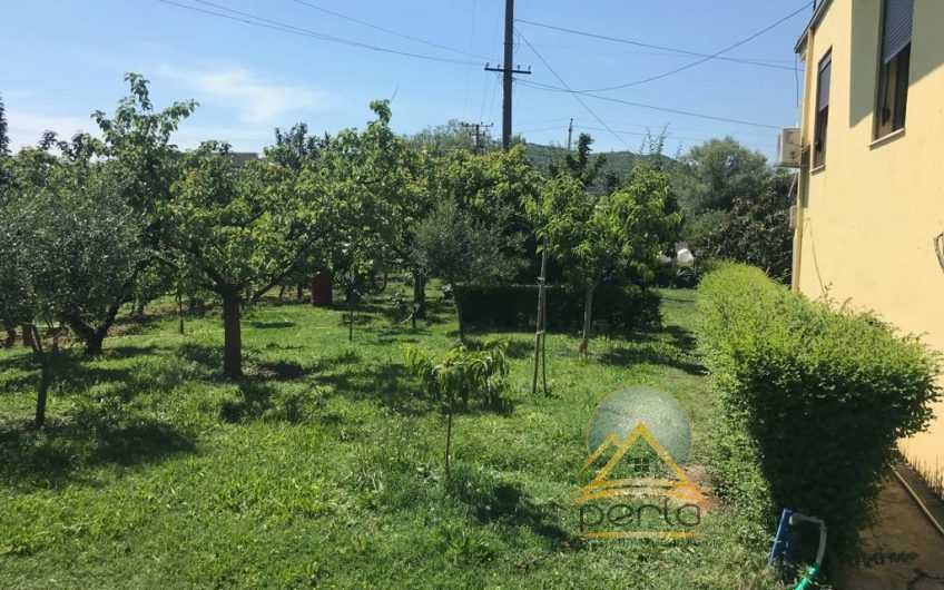 Shitet toke dhe shtepi private buze rruges kryesore Vore-Durres