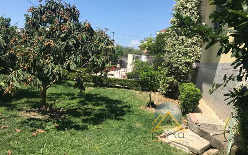 Shitet toke dhe shtepi private buze rruges kryesore Vore-Durres