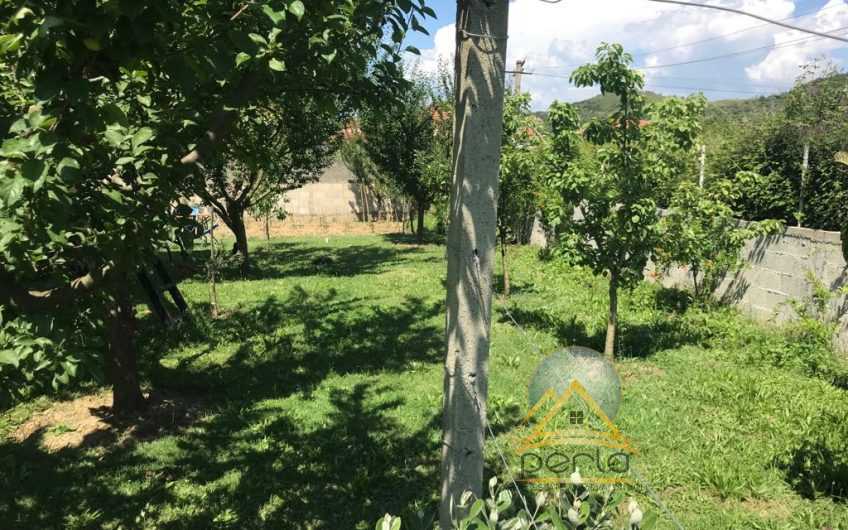 Shitet toke dhe shtepi private buze rruges kryesore Vore-Durres