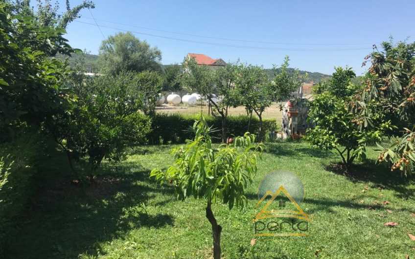 Shitet toke dhe shtepi private buze rruges kryesore Vore-Durres