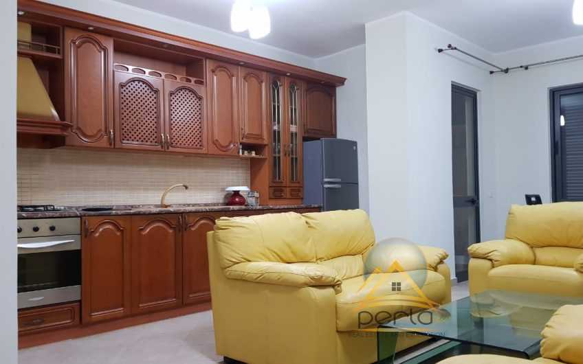 Jepet me qira apartament 2+1, prane Kristal Center