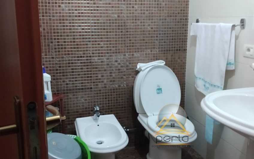 Shitet Apartament I mobiluar 1+1 ne Fresk