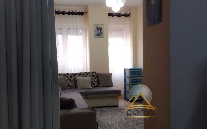 Shitet Apartament I mobiluar 1+1 ne Fresk
