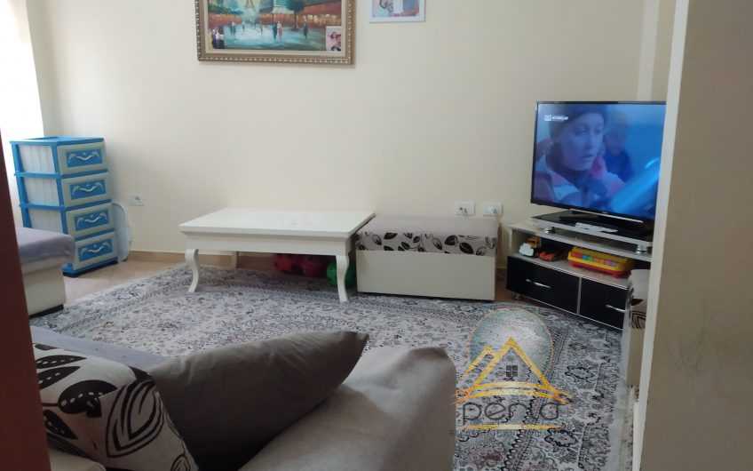 Shitet Apartament I mobiluar 1+1 ne Fresk