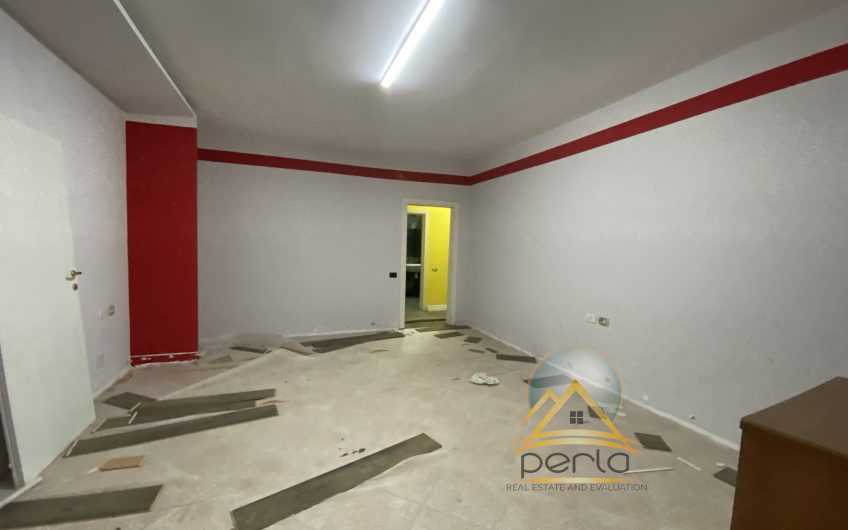 Shitet apartament 3+1 tek Lulishtja tek Komuna Parisit