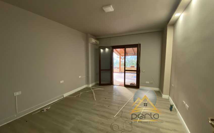 Shitet apartament 3+1 tek Lulishtja tek Komuna Parisit