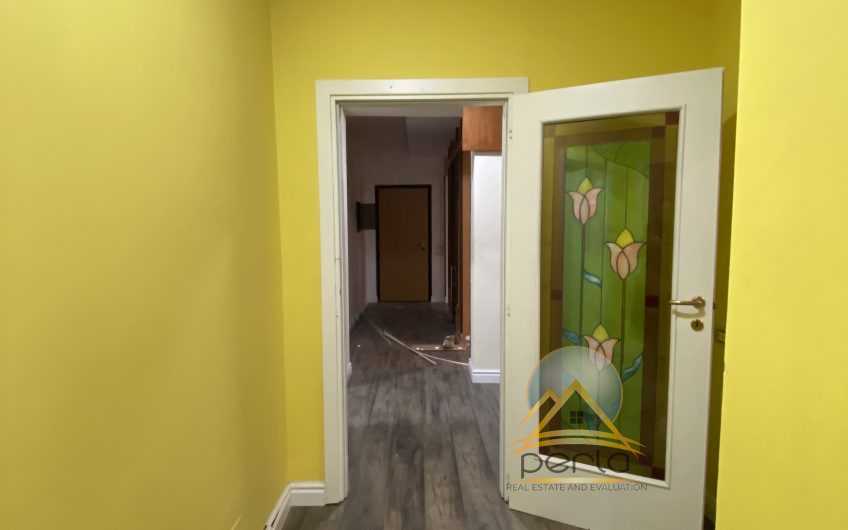 Shitet apartament 3+1 tek Lulishtja tek Komuna Parisit