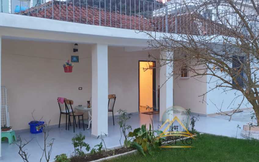 Shitet shtepi private ne Vore