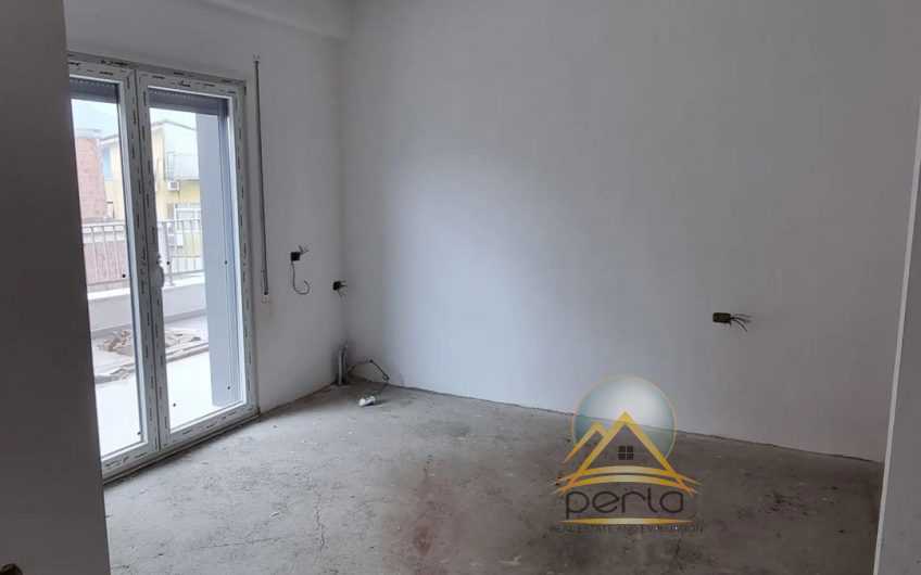 Shitet Apartament 2+1+Verand, Rr. “Dibres” prane Qendres