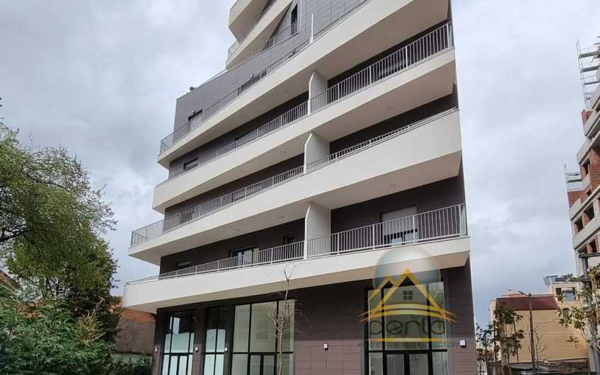Shitet Apartament 2+1+Verand, Rr. “Dibres” prane Qendres