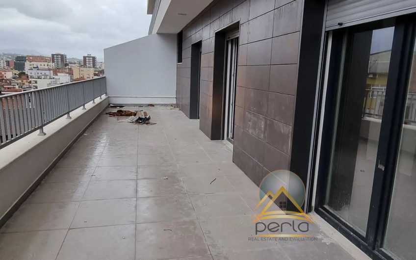 Shitet Apartament 2+1+Verand, Rr. “Dibres” prane Qendres