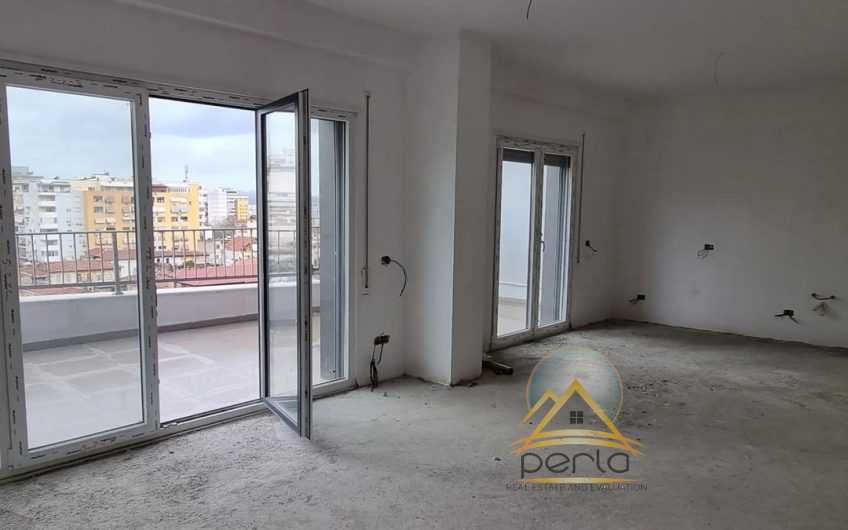 Shitet Apartament 2+1+Verand, Rr. “Dibres” prane Qendres