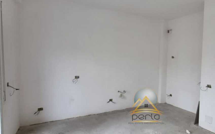 Shitet Apartament 2+1+Verand, Rr. “Dibres” prane Qendres