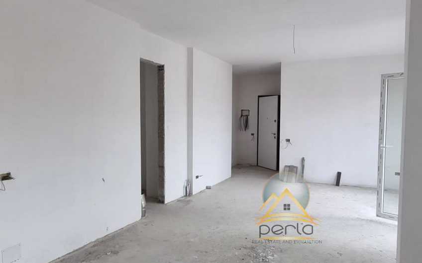 Shitet Apartament 2+1+Verand, Rr. “Dibres” prane Qendres