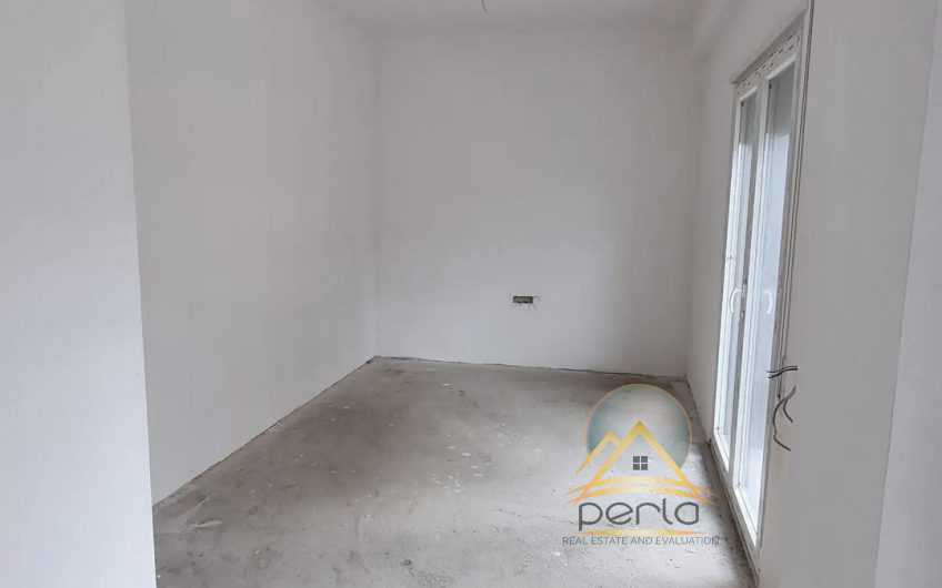 Shitet Apartament 2+1+Verand, Rr. “Dibres” prane Qendres