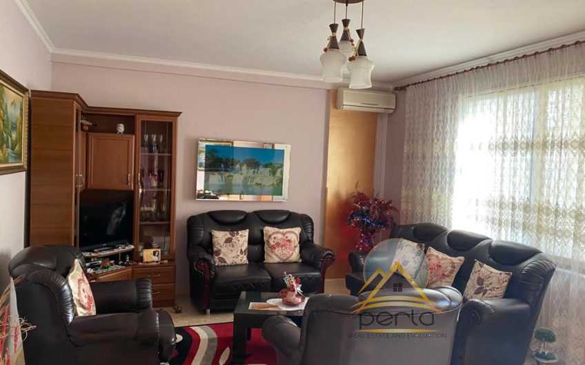 Shitet apartament 2+1+2 tek Zogu i Zi