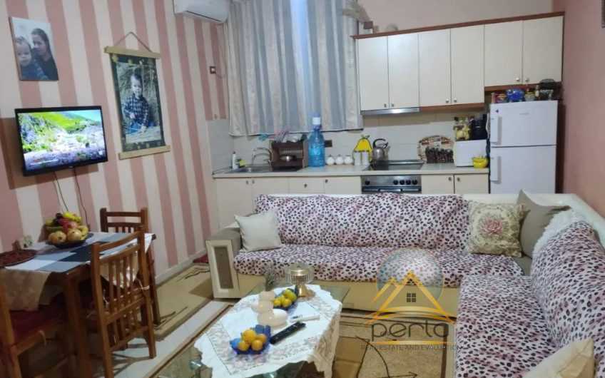 Shitet apartament 1+1 ne rrugen Jordan Misja