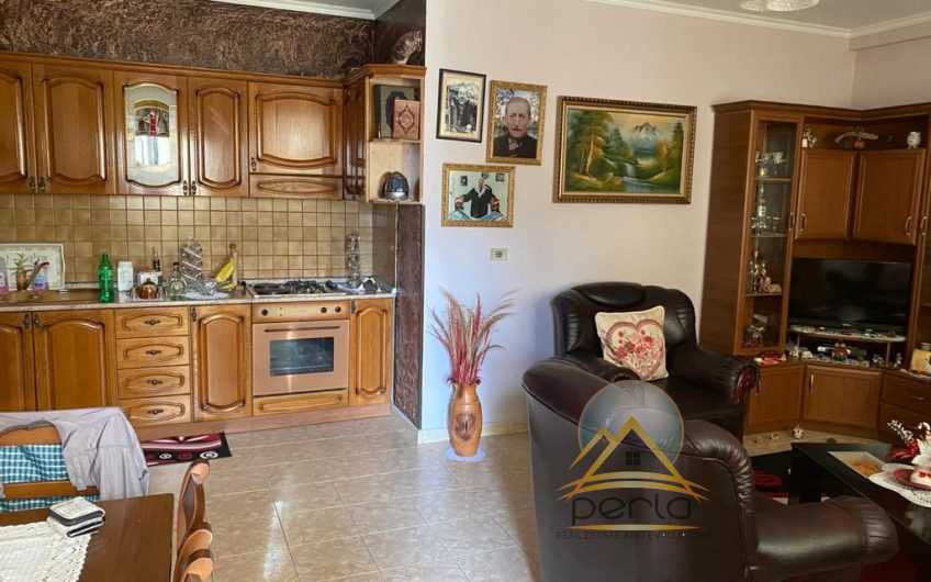 Shitet apartament 2+1+2 tek Zogu i Zi