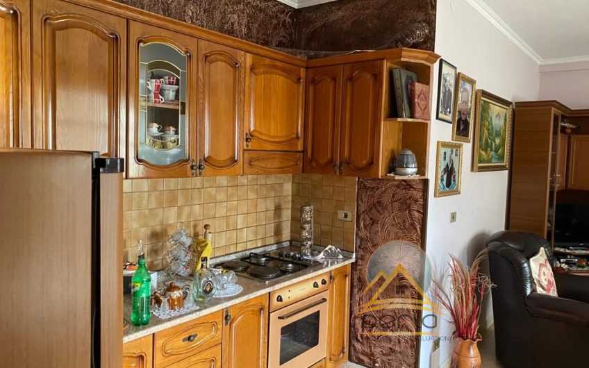 Shitet apartament 2+1+2 tek Zogu i Zi
