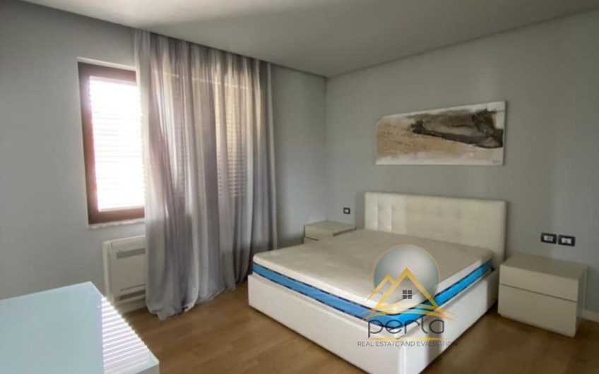 Jepet me qira apartament 2+1+2 tualete +1 verande tek Liqeni