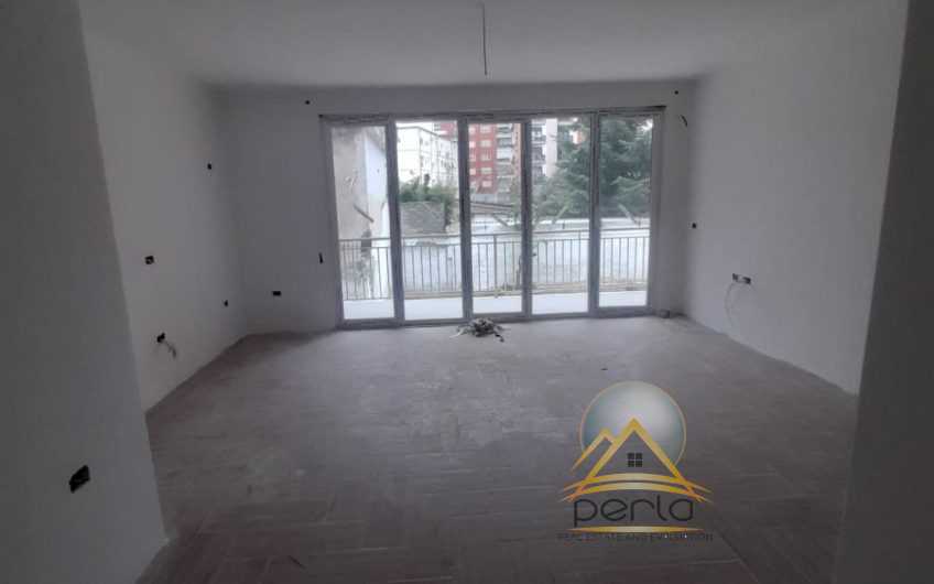 Shitet apartament 2+1+2 tualete te rruga e Barrikadave