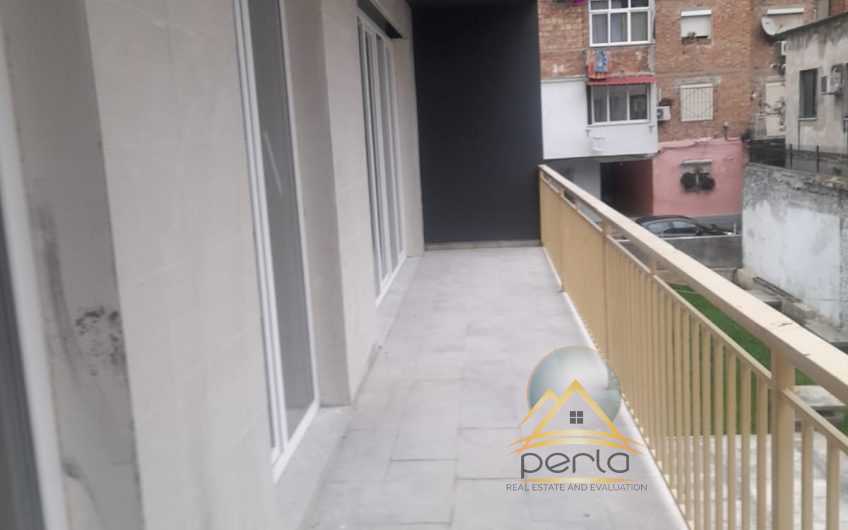 Shitet apartament 2+1+2 tualete te rruga e Barrikadave