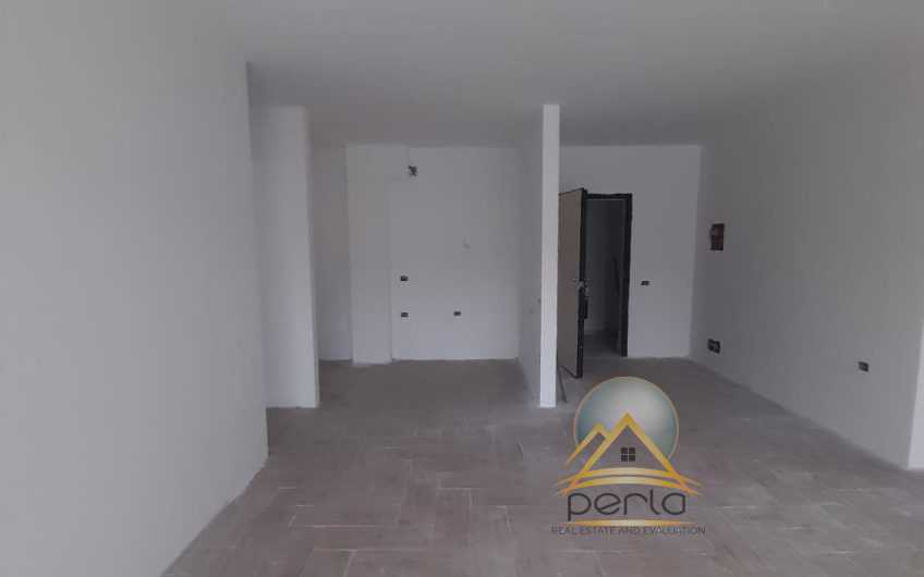 Shitet apartament 2+1+2 tualete te rruga e Barrikadave