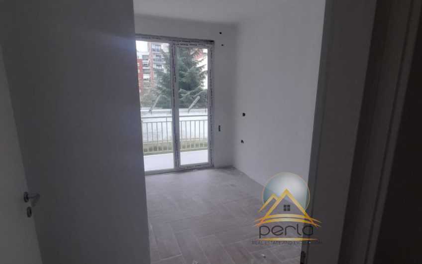 Shitet apartament 2+1+2 tualete te rruga e Barrikadave