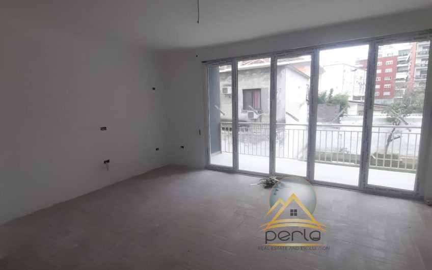 Shitet apartament 2+1+2 tualete te rruga e Barrikadave