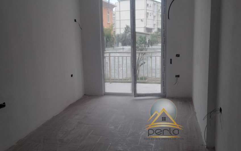 Shitet apartament 2+1+2 tualete te rruga e Barrikadave