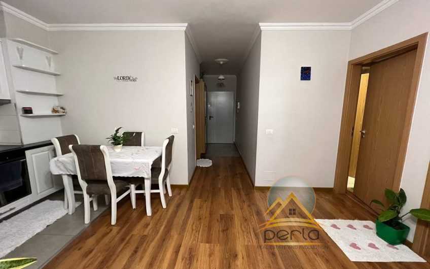 Jepet apartament me qira 2+1+2 tek “21 Dhjetori”