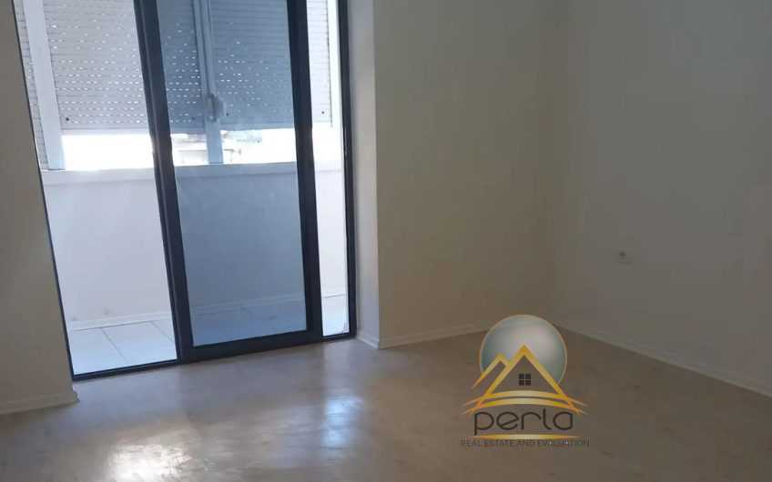 Shitet apartament 1+1, prane shkolles Vasil Shanto
