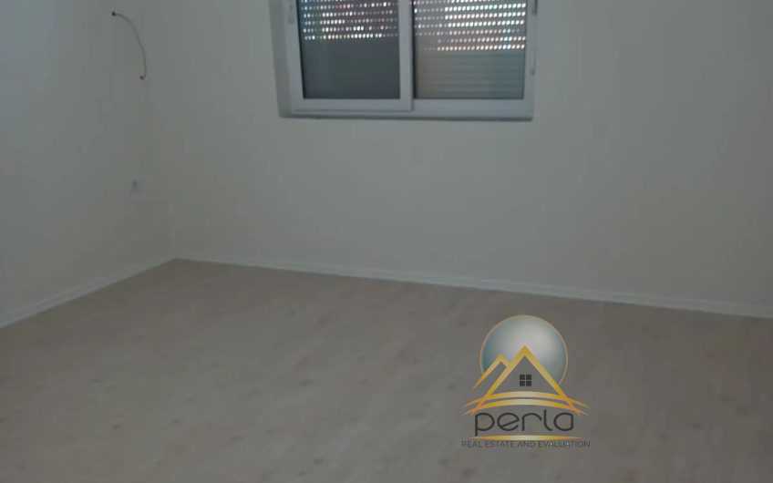 Shitet apartament 1+1, prane shkolles Vasil Shanto