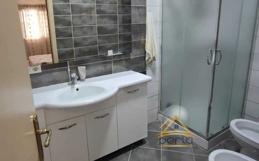 Shitet apartament 2+1+2 tualete ne Yzberisht