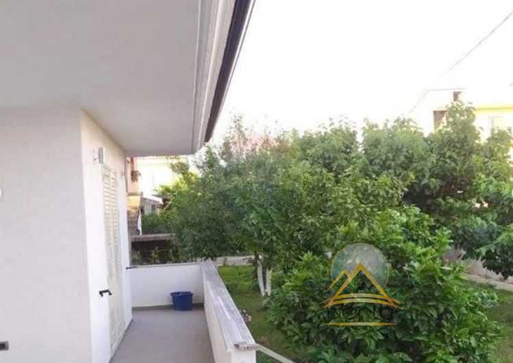 Shitet vilë +Truall, në Kamëz