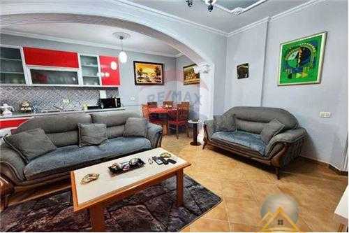 Shitet apartament 2+1, Rruga 5 Maji ,Prane Concord Center