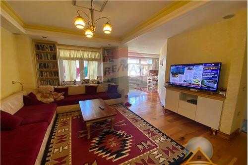 Shitet apartament 2+1+2 tualete ne zonen e Astirit perballe kompleksit Fratari