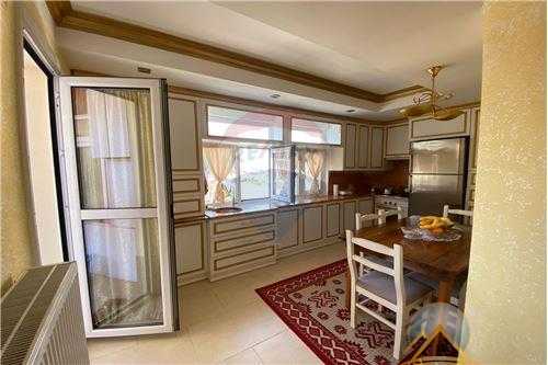 Shitet apartament 2+1+2 tualete ne zonen e Astirit perballe kompleksit Fratari