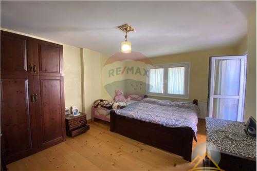 Shitet apartament 2+1+2 tualete ne zonen e Astirit perballe kompleksit Fratari