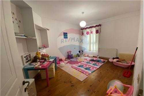 Shitet apartament 2+1+2 tualete ne zonen e Astirit perballe kompleksit Fratari