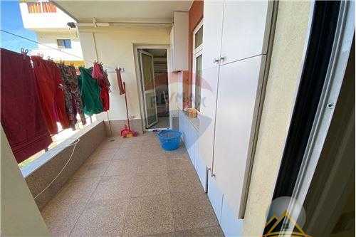 Shitet apartament 2+1+2 tualete ne zonen e Astirit perballe kompleksit Fratari
